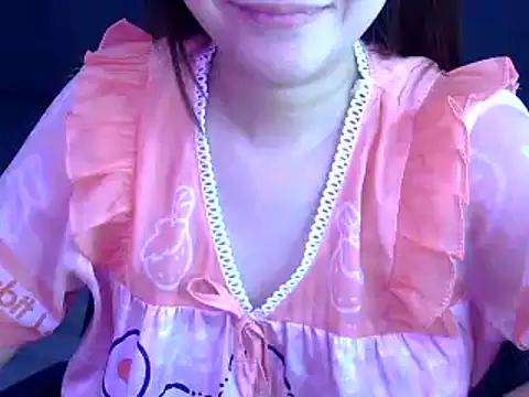 Snapshot of Bee_2k chatting on 10.28.25 Bee 2k online show from 10.28.25