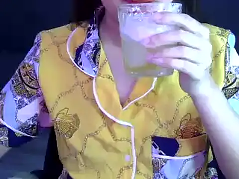 Snapshot of Bee_2k chatting on 11.04.25 Bee 2k online show from 11.04.25