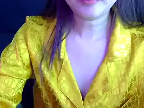 Snapshot of Bee_2k chatting on 11.15.25 Bee 2k online show from 11.15.25