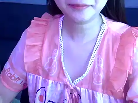 Snapshot of Bee_2k chatting on 11.17.25 Bee 2k online show from 11.17.25