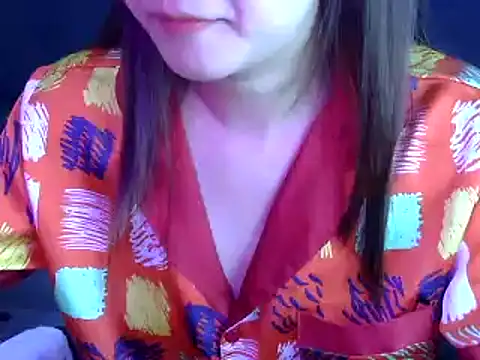 Snapshot of Bee_2k chatting on 11.20.25 Bee 2k online show from 11.20.25