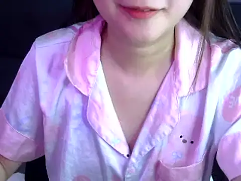 Snapshot of Bee_2k chatting on 11.21.25 Bee 2k online show from 11.21.25