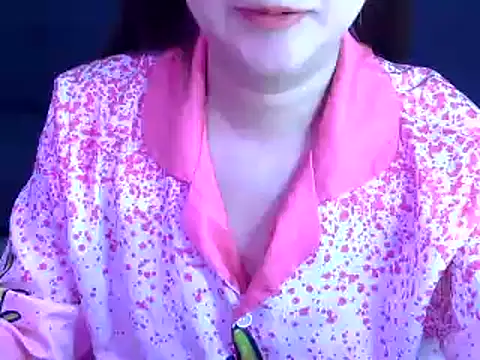 Snapshot of Bee_2k chatting on 11.28.25 Bee 2k online show from 11.28.25