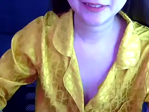 Snapshot of Bee_2k chatting on 11.29.25 Bee 2k online show from 11.29.25