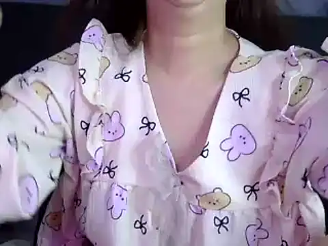 Snapshot of Bee_2k chatting on 12.02.25 Bee 2k online show from 12.02.25