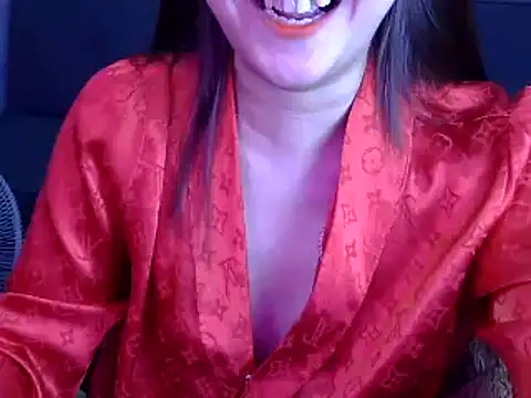 Snapshot of Bee_2k chatting on 12.19.25 Bee 2k online show from 12.19.25