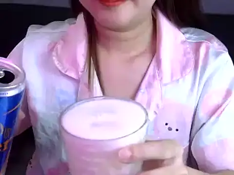 Snapshot of Bee_2k chatting on 12.20.25 Bee 2k online show from 12.20.25