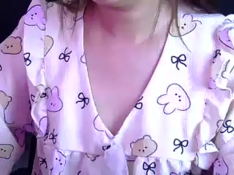 Snapshot of Bee_2k chatting on 12.21.25 Bee 2k online show from 12.21.25