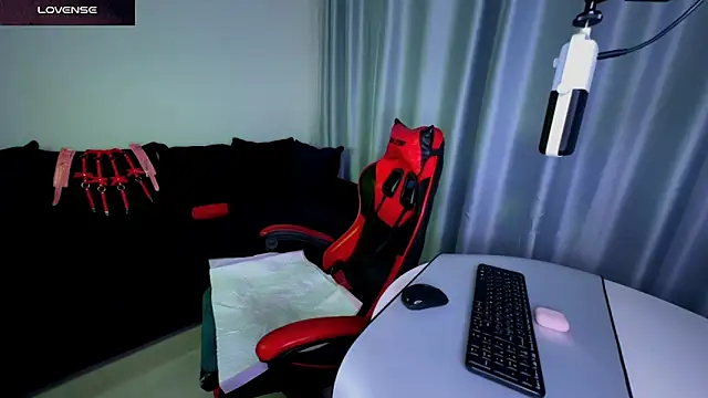 Snapshot of DivineBite chatting on 02.19.25 DivineBite online show from 02.19.25