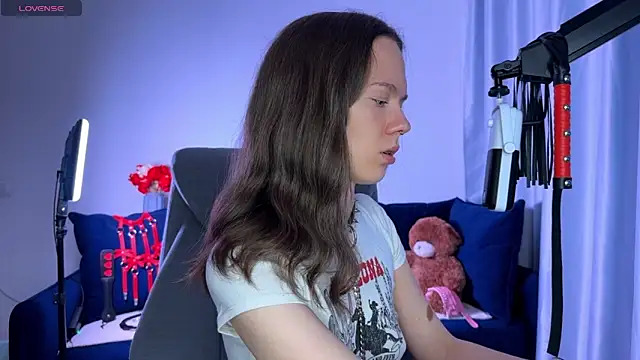 Snapshot of DivineBite chatting on 09.11.25 DivineBite online show from 09.11.25