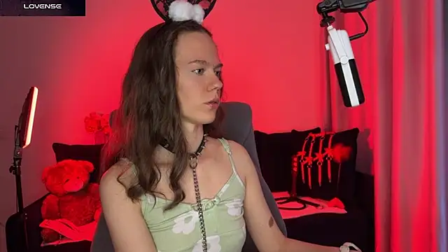 Snapshot of DivineBite chatting on 09.21.25 DivineBite online show from 09.21.25