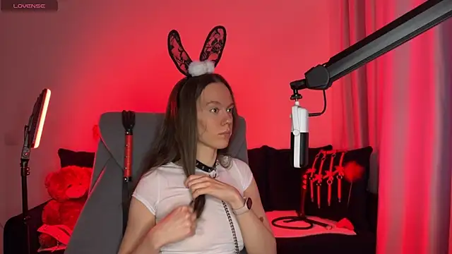 Snapshot of DivineBite chatting on 09.23.25 DivineBite online show from 09.23.25