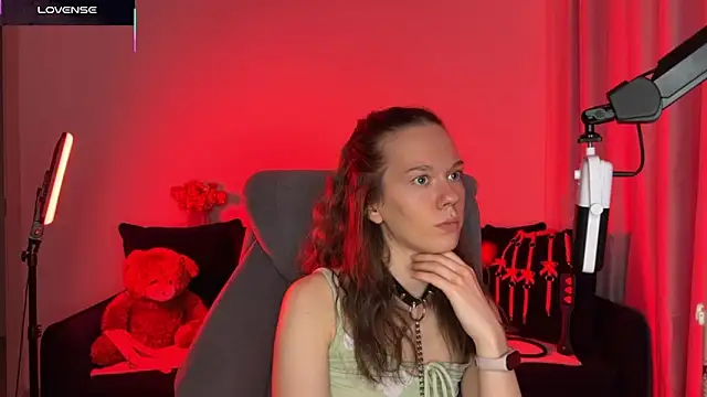 Snapshot of DivineBite chatting on 10.09.25 DivineBite online show from 10.09.25