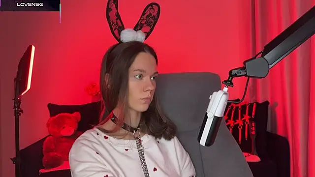 Snapshot of DivineBite chatting on 10.29.25 DivineBite online show from 10.29.25