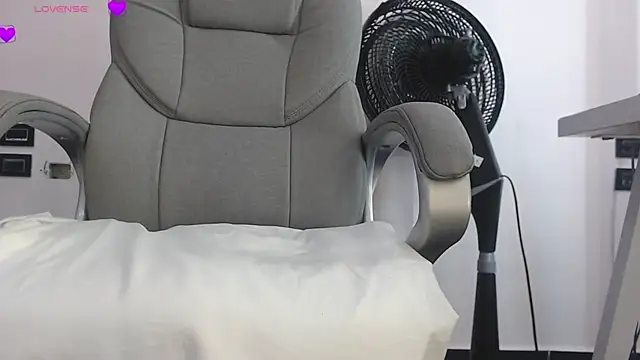 Snapshot of kimara_lion chatting on 12.17.25 kimara lion online show from 12.17.25