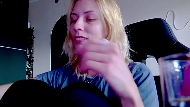 Snapshot of karo123421 chatting on 10.01.25 karo123421 online show from 10.01.25