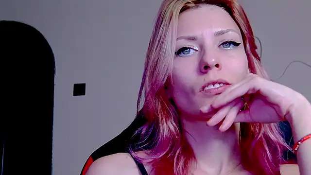 Snapshot of karo123421 chatting on 11.23.25 karo123421 online show from 11.23.25