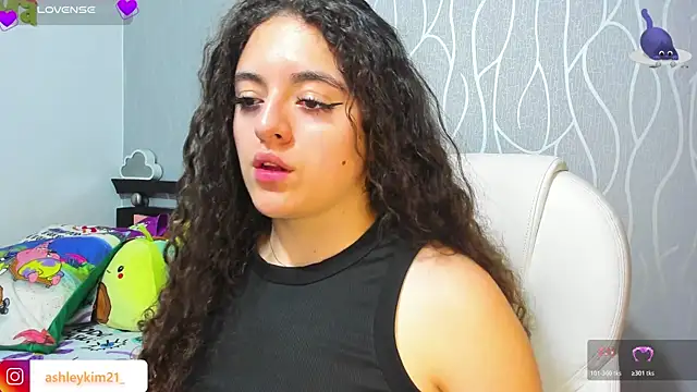 Snapshot of AshleyKim_ chatting on 11.22.25 AshleyKim online show from 11.22.25