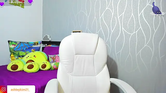 Snapshot of AshleyKim_ chatting on 12.20.25 AshleyKim online show from 12.20.25
