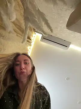 Snapshot of EvaCatt chatting on 10.07.25 EvaCatt online show from 10.07.25