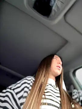 Snapshot of EvaCatt chatting on 11.12.25 EvaCatt online show from 11.12.25