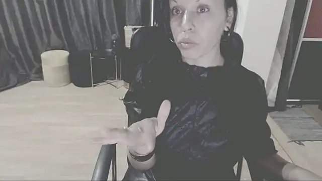 Snapshot of GoldenSasha chatting on 09.21.25 GoldenSasha online show from 09.21.25