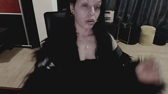 Snapshot of GoldenSasha chatting on 10.05.25 GoldenSasha online show from 10.05.25