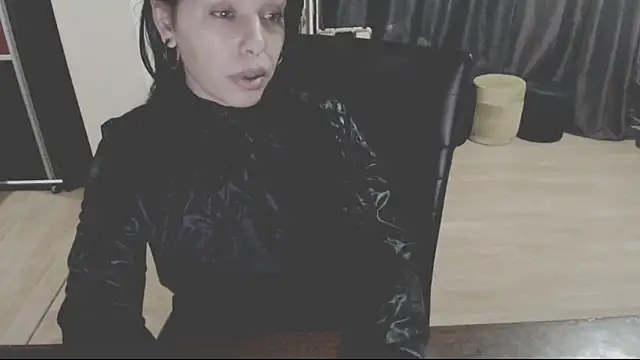 Snapshot of GoldenSasha chatting on 10.12.25 GoldenSasha online show from 10.12.25