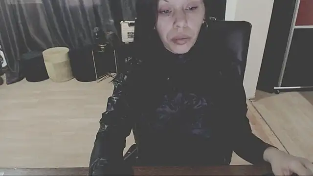 Snapshot of GoldenSasha chatting on 10.23.25 GoldenSasha online show from 10.23.25