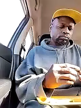 Snapshot of Daddy_hook chatting on 12.21.24 Daddy hook online show from 12.21.24