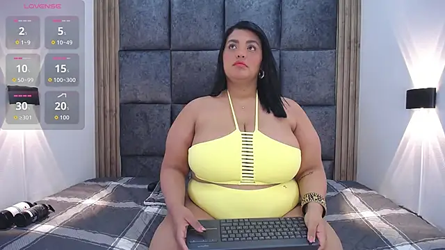 Snapshot of AmandaRousel chatting on 10.29.25 AmandaRousel online show from 10.29.25