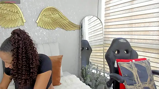 Snapshot of EmmaFerrary chatting on 04.16.26 EmmaFerrary online show from 04.16.26