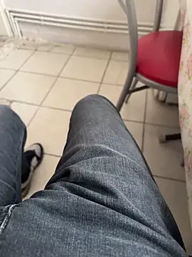 Snapshot of MAHKE12 chatting on 10.31.25 MAHKE12 online show from 10.31.25