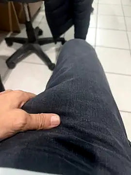 Snapshot of MAHKE12 chatting on 11.24.25 MAHKE12 online show from 11.24.25