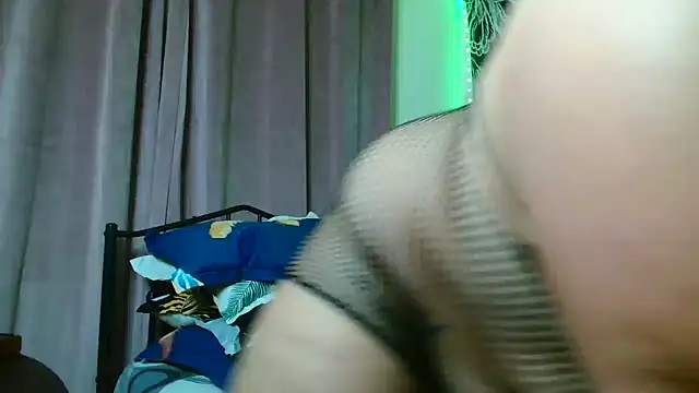 Snapshot of Thichslutxx chatting on 09.22.25 Thichslutxx online show from 09.22.25