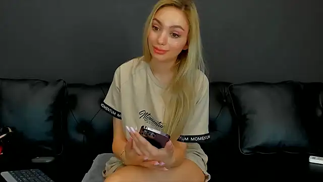 Snapshot of HaleySweet18 chatting on 06.25.26 HaleySweet18 online show from 06.25.26