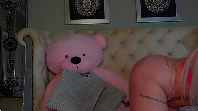 Snapshot of Squirt_Tanya chatting on 02.06.25 Squirt Tanya online show from 02.06.25