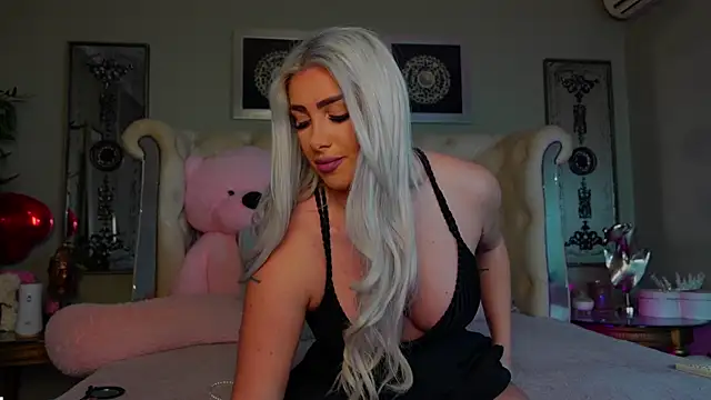 Snapshot of Squirt_Tanya chatting on 02.15.25 Squirt Tanya online show from 02.15.25