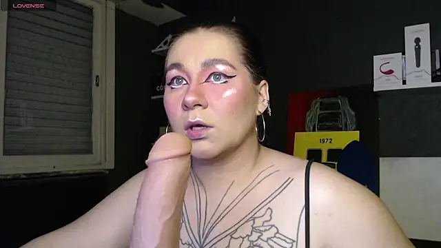 Snapshot of Enotika chatting on 09.17.25 Enotika online show from 09.17.25