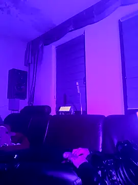 Snapshot of Crystalbitchx chatting on 12.14.24 Crystalbitchx online show from 12.14.24