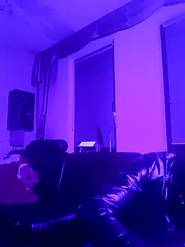 Snapshot of Crystalbitchx chatting on 01.04.25 Crystalbitchx online show from 01.04.25