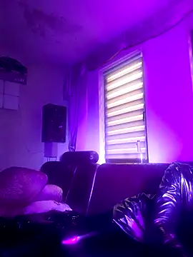 Snapshot of Crystalbitchx chatting on 10.05.25 Crystalbitchx online show from 10.05.25