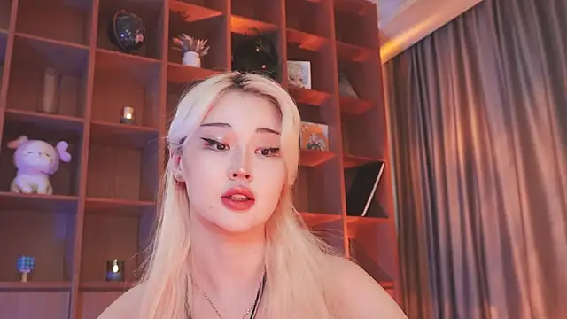 Snapshot of hyun_chia chatting on 11.04.25 hyun chia online show from 11.04.25