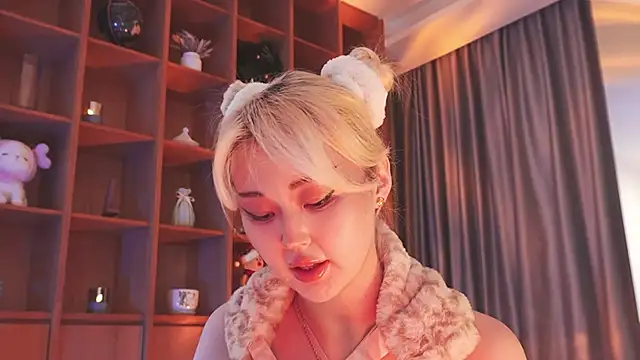 Snapshot of hyun_chia chatting on 11.06.25 hyun chia online show from 11.06.25