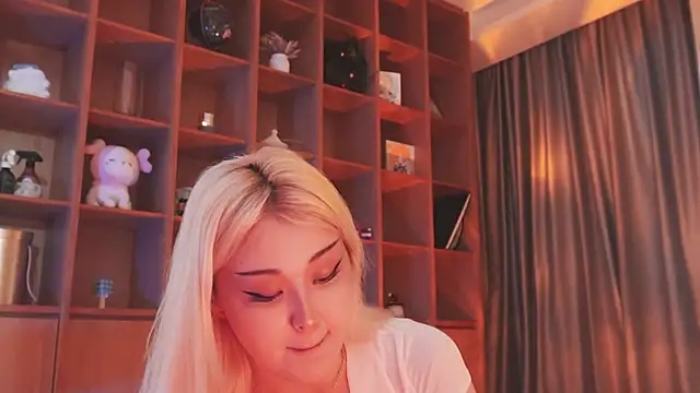 Snapshot of hyun_chia chatting on 11.22.25 hyun chia online show from 11.22.25