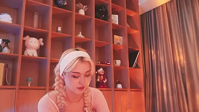 Snapshot of hyun_chia chatting on 11.25.25 hyun chia online show from 11.25.25