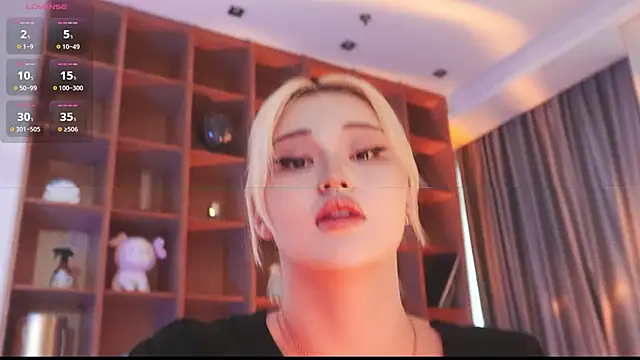 Snapshot of hyun_chia chatting on 12.03.25 hyun chia online show from 12.03.25