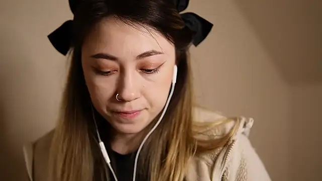 Snapshot of chibi_moon_ chatting on 12.11.24 chibi moon online show from 12.11.24