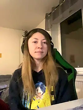 Snapshot of chibi_moon_ chatting on 12.22.25 chibi moon online show from 12.22.25