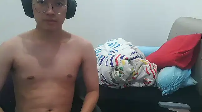 Snapshot of DecisiveFreedom chatting on 12.14.24 DecisiveFreedom online show from 12.14.24